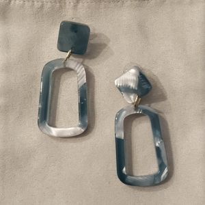 Ann Taylor acrylic blue/white drop earrings